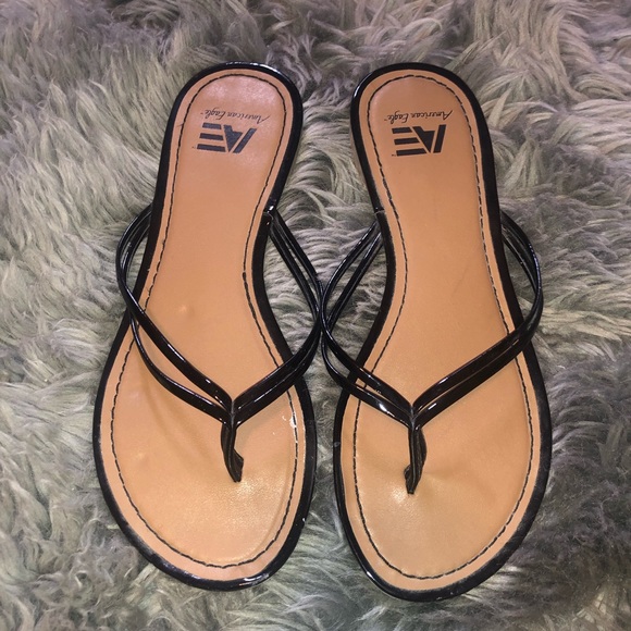 american eagle black flip flops